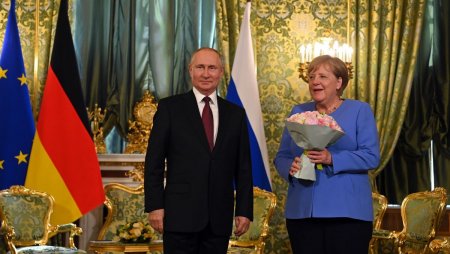 Putinin Merkellə görüşdəki sentimental hərəkəti çinliləri heyran edib