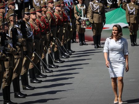 Macarıstan prezidenti NATO-nu Ukraynadakı münaqişəyə qarışmamağa çağırıb